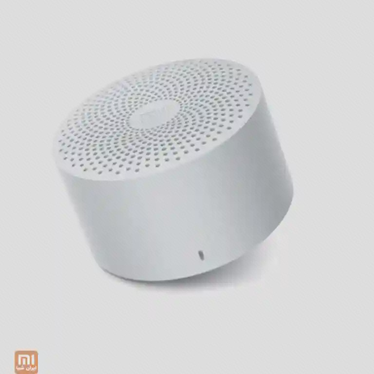 اسپیکر استوانه‌ای کوتاه سفید Mi Compact Bluetooth Speaker 2 با توری دایره‌ای و چراغ کوچک کناری