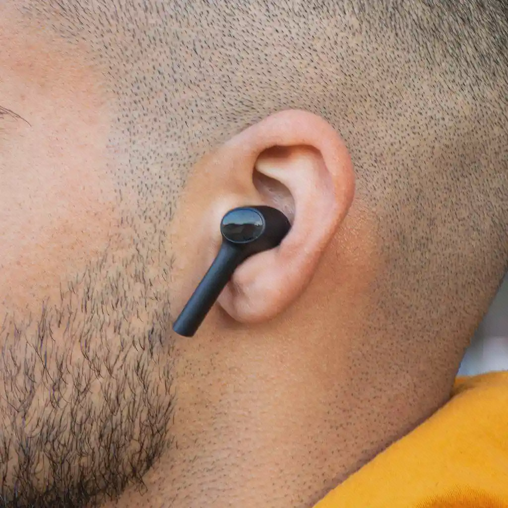 ایرباد مشکی Earphones 2 Pro در گوش با پنل گرد براق و ساقه باریک