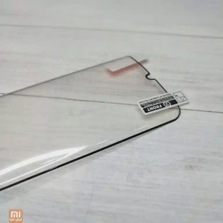 جزئیات بالای برچسب Mi Note 10 با حاشیهٔ مشکی، فرورفتگی قطره‌ای و برچسب FRONT روی روکش