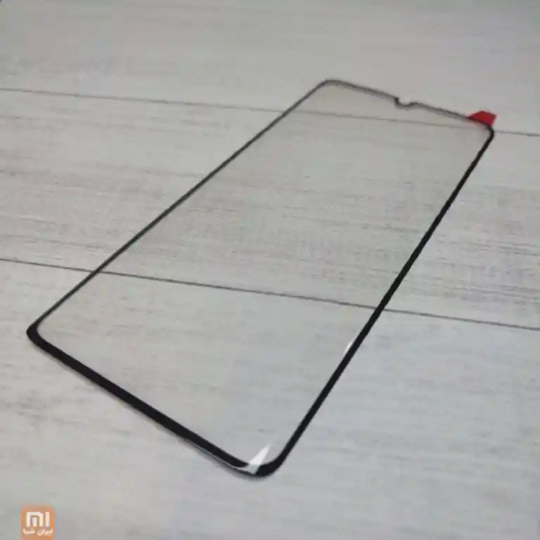 نمای مایلِ کامل گلس Mi Note 10 Pro با حاشیهٔ مشکی و زبانهٔ قرمز کنار بالا