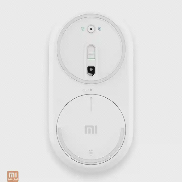 زیر موس سفید Mi Portable Mouse با دکمهٔ تغییر حالت و نشان‌های بلوتوث و گیرنده در بالا