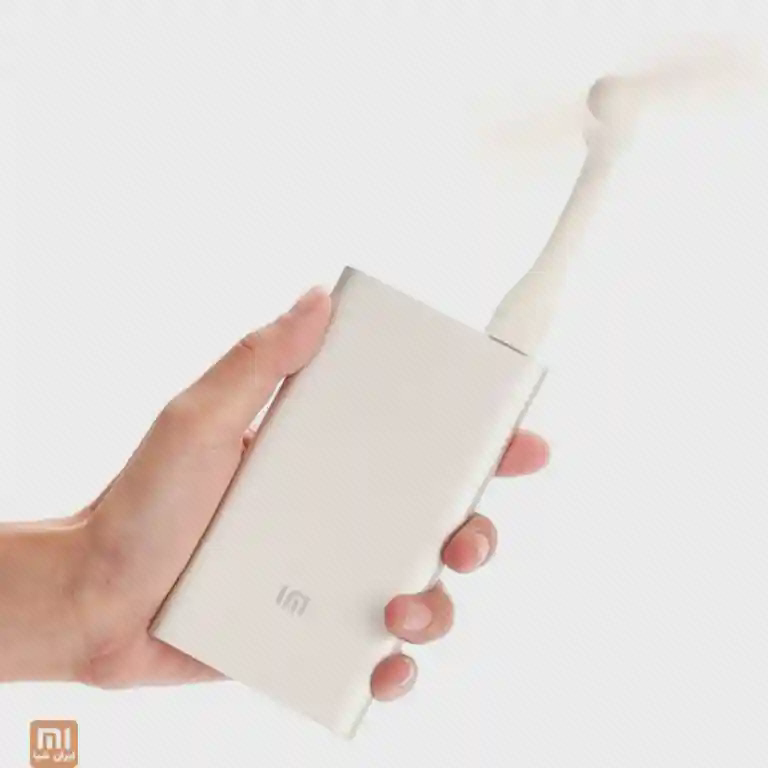 پنکهٔ سفید USB با ساقهٔ خمیده، متصل به پاوربانک سفید در دست