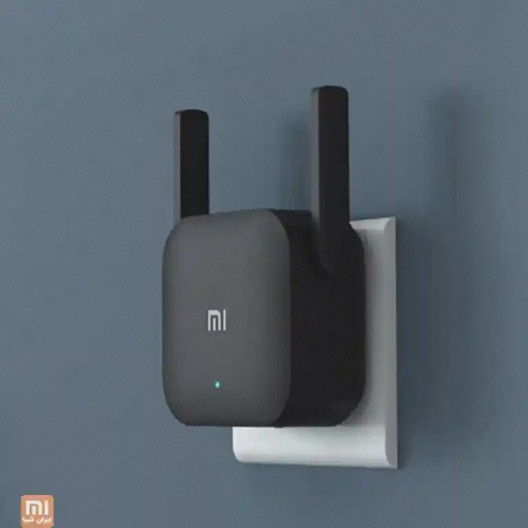 تقویت‌کنندهٔ مشکی Mi Wi-Fi Range Extender Pro با دو آنتن در یک پریز دیواری