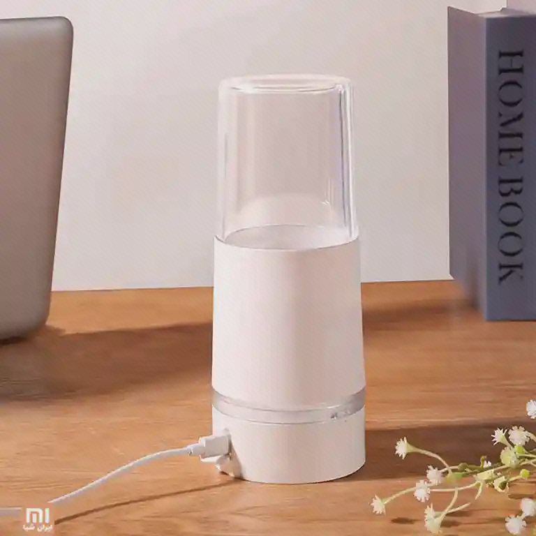 نمای شارژ مخلوطکن MJZZB01PL مخلوطکن میجیا بهصورت وارونه روی میز چوبی با کابل متصل به درگاه کنار پایه