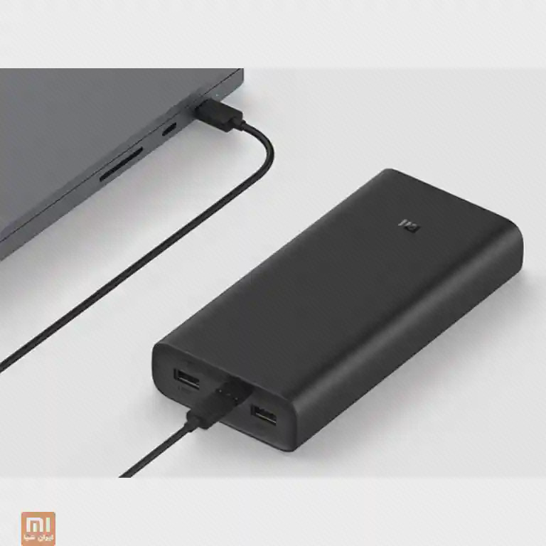 نمونهٔ اتصال USB-C به لپتاپ پاوربانک مشکی متصل به لپتاپ با کابل USB-C