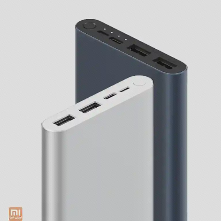 اتصالها و نشانگرهای PLM13ZM نمای نزدیک لبهٔ دو پاوربانک با دو USB-A، ورودی USB-C و Micro-USB، چراغها و دکمهٔ گرد