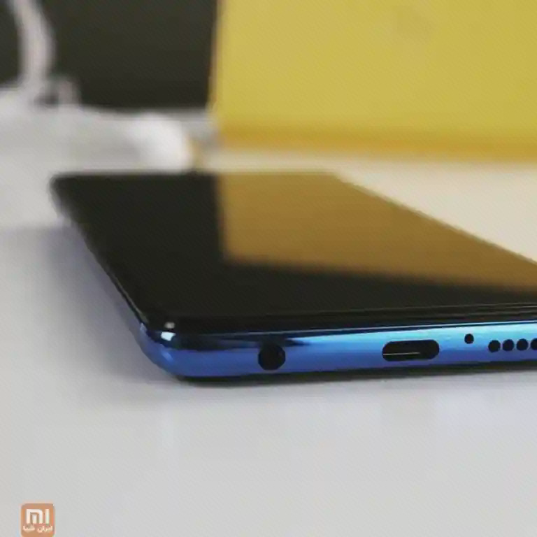 نمای نزدیک پایین گوشی آبی POCO X3 NFC با درگاه USB-C، جک هدفون و بلندگو