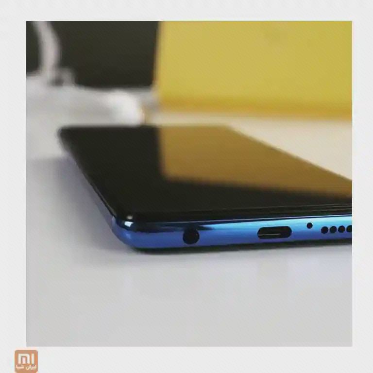 لبهٔ پایین POCO X3 NFC آبی با جک هدفون، درگاه USB-C و سوراخ‌های بلندگو