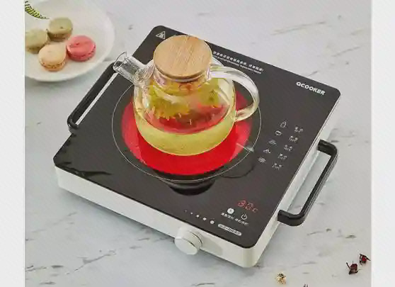 گرمکردن قوری روی اجاق QCOOKER قوری شیشهای روی حلقهٔ قرمز روشن اجاق QCOOKER با کنترل جلویی