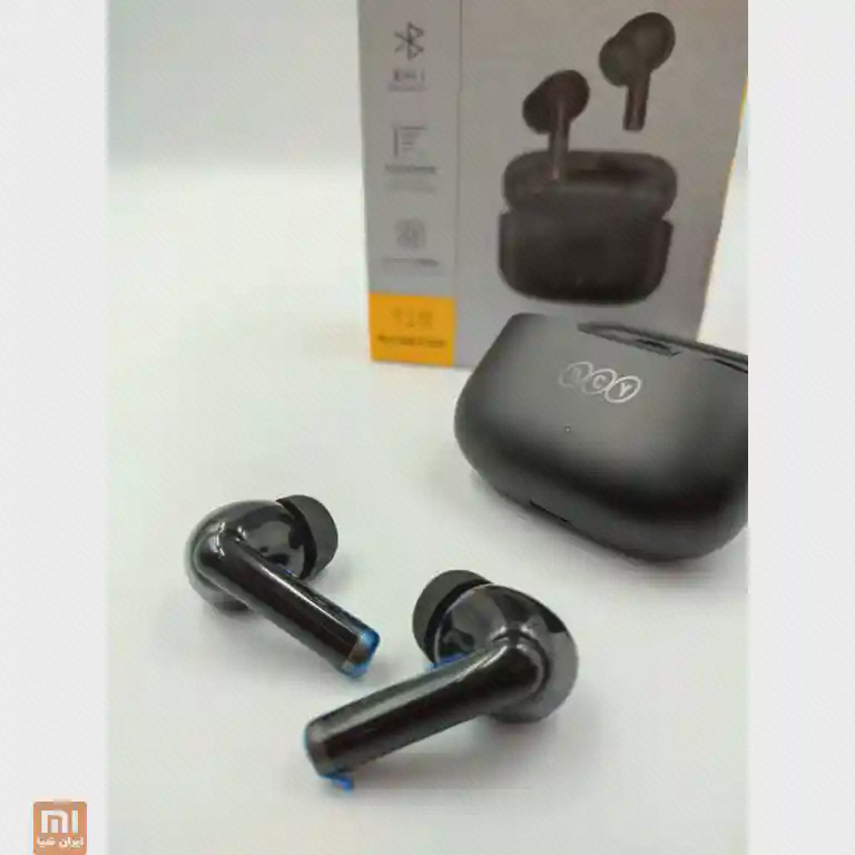 مجموعهٔ QCY T19 ایربادهای مشکی QCY کنار کیس بسته و جعبه با نوشته T19