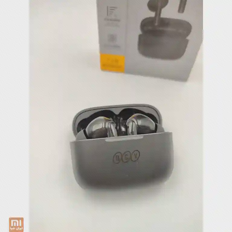 محفظهٔ ایربادهای T19 کیس باز QCY T19 با ایربادهای قرارگرفته داخل محفظه و جعبه پشت آن