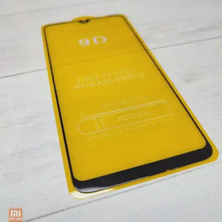نمای کامل و مایل گلس Redmi 7 روی لایهٔ زرد با نوار مشکی پهن‌تر در پایین