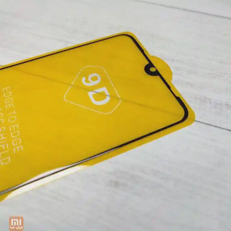 نمای نزدیک بالای محافظ Redmi 7 با دهانهٔ گرد در قسمت مشکی و چاپ 9D روی لایهٔ زرد