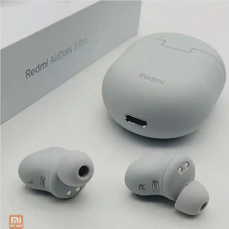 کیس و گوشی‌های خاکستری Buds 3 Pro کنار جعبهٔ دارای نام Redmi AirDots 3 Pro