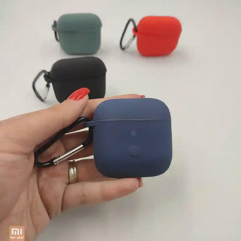 کاور آبی Redmi Buds 3 در دست و سه کاور رنگی در پس‌زمینه