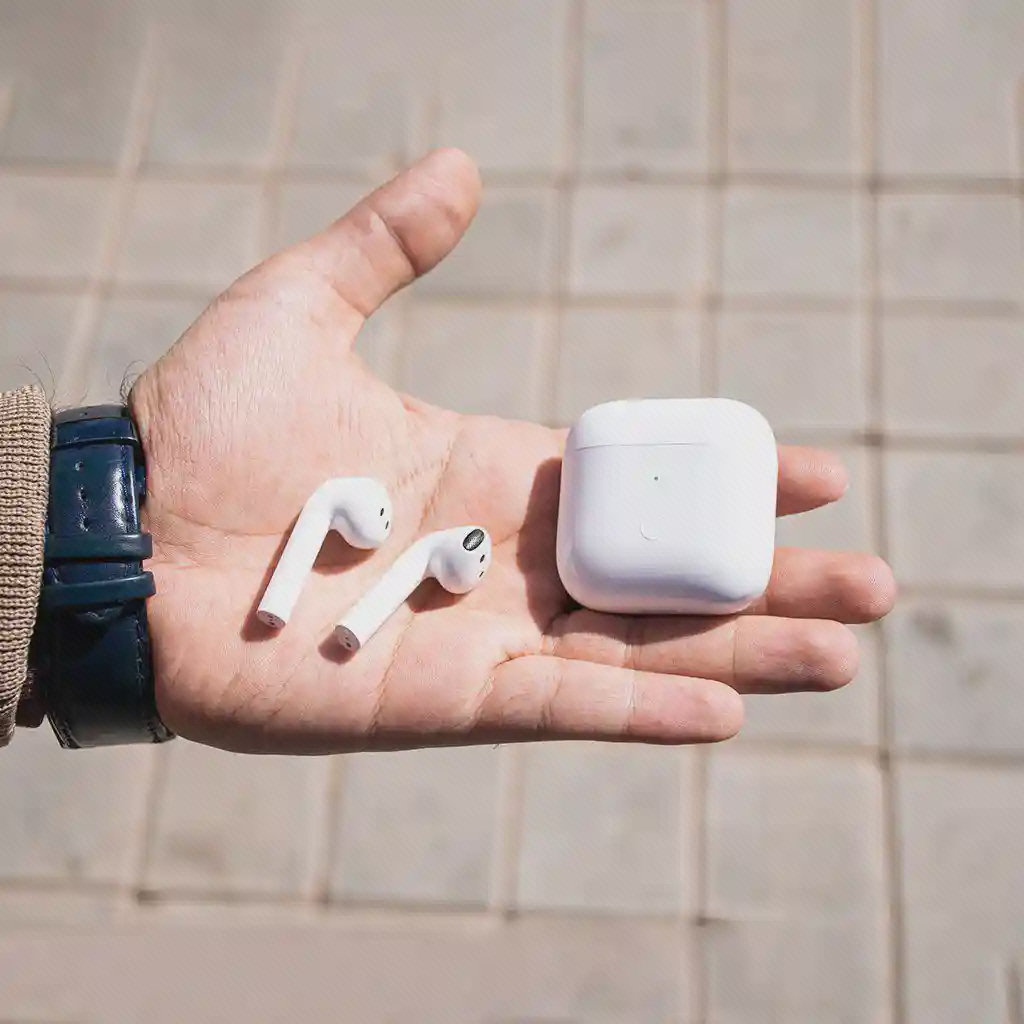 مجموعهٔ Redmi Buds 3 در دست دو گوشی سفید Redmi Buds 3 و کیس بسته روی کف دست