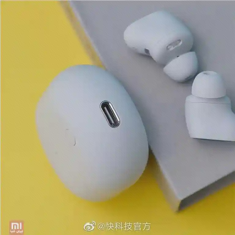 نمای زیر کیس خاکستری Buds 3 Pro با ورودی USB-C و دو گوشی کنار آن