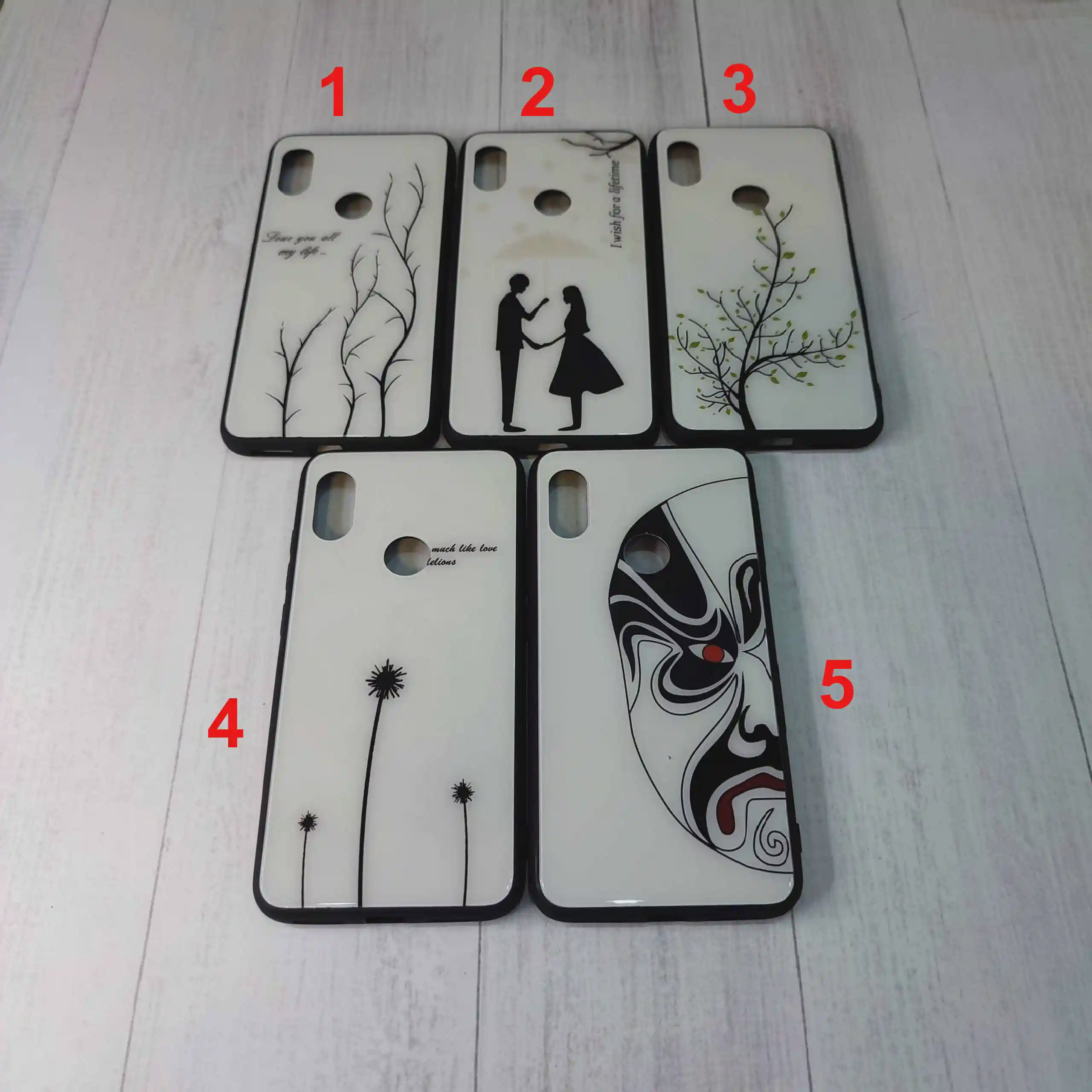 طرحهای کاور Redmi Note 7 پنج کاور طرحدار Redmi Note 7 با زمینهٔ روشن، حاشیهٔ مشکی و برش گرد حسگر پشت