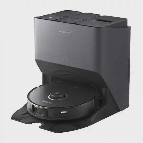 ربات مشکی Roborock S8 Pro Ultra روی سکوی ایستگاه بزرگ