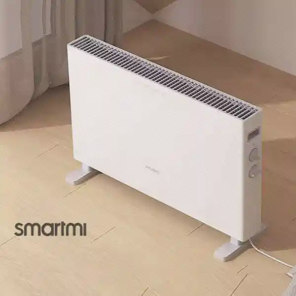 بخاری Smartmi S1 روی کف چوبی با کابل برق در کنار بدنه