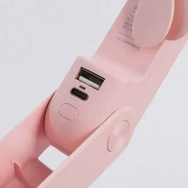 درگاهها و کنترل پنکهٔ تاشو جزئیات پنکهٔ تاشوی صورتی با دو درگاه USB-A و USB-C و کلید زیر آنها