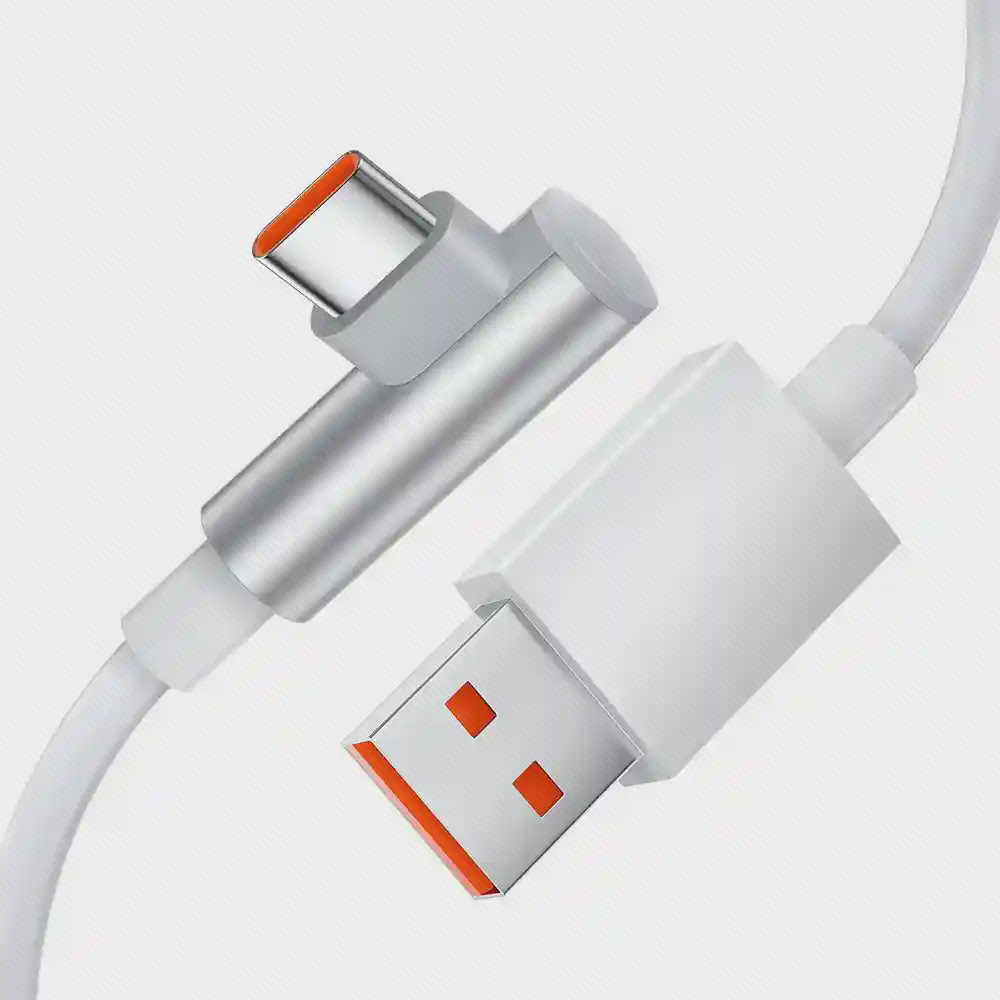 دو سر کابل سفید شامل USB-A با بخش نارنجی و فیش USB-C زاویه‌دار با بدنهٔ نقره‌ای‌رنگ