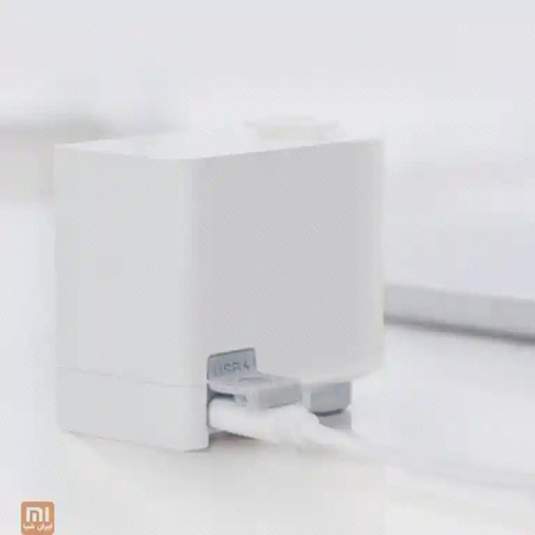 محل شارژ USB سرشیر Xiaoda پشت سرشیر سفید Xiaoda با درپوش ورودی باز و کابل سفید متصل به درگاه