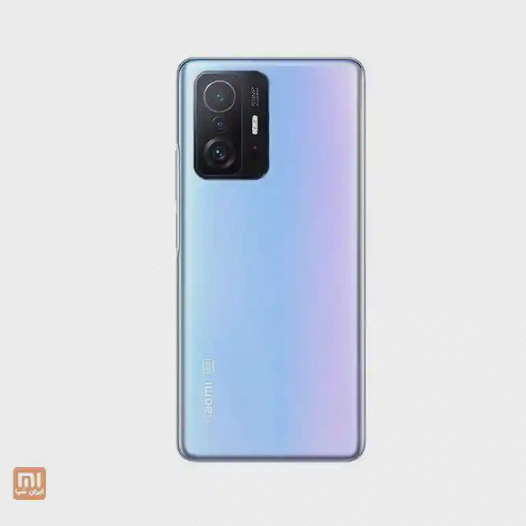 پشت آبی Xiaomi 11T Pro با مجموعهٔ سه دوربین در قاب مشکی مستطیلی و فلش باریک