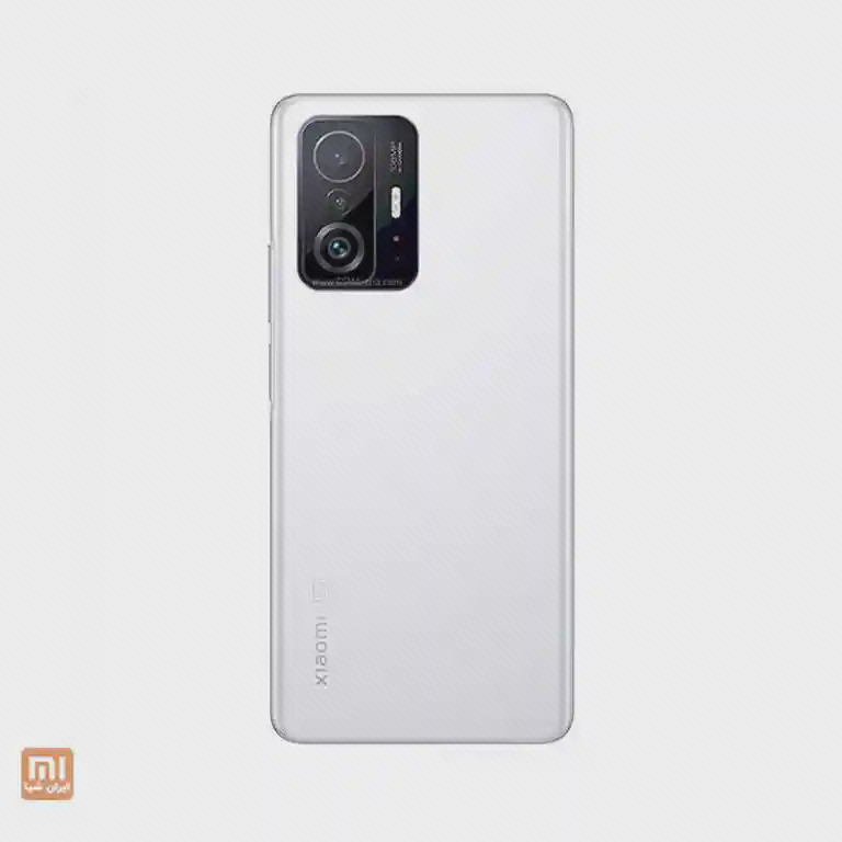 پشت سفید Xiaomi 11T با سه دوربین و فلش در قاب مشکی گوشهٔ بالا