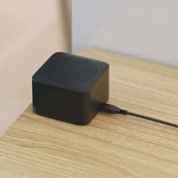 گیرندهٔ داخلی Doorbell 3 گیرندهٔ مربعی مشکی Doorbell 3 روی میز با کابل متصل