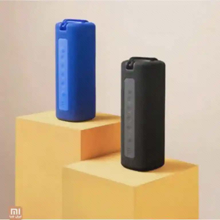 دو نمونهٔ آبی و مشکی اسپیکر MDZ-36-DB ایستاده روی سکوهای زرد