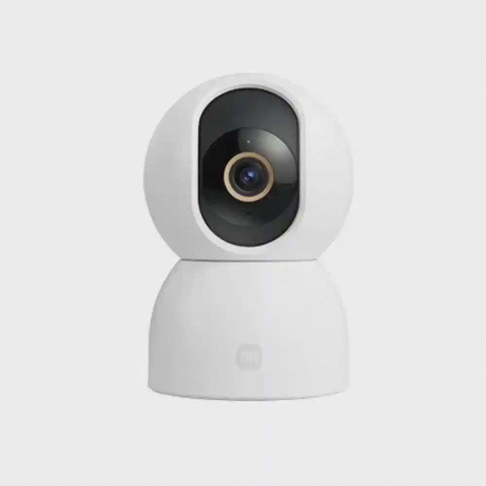 نمای جلوی دوربین Xiaomi C500 دوربین سفید Xiaomi C500 با پنل مشکی کشیده و حلقهٔ طلایی دور لنز