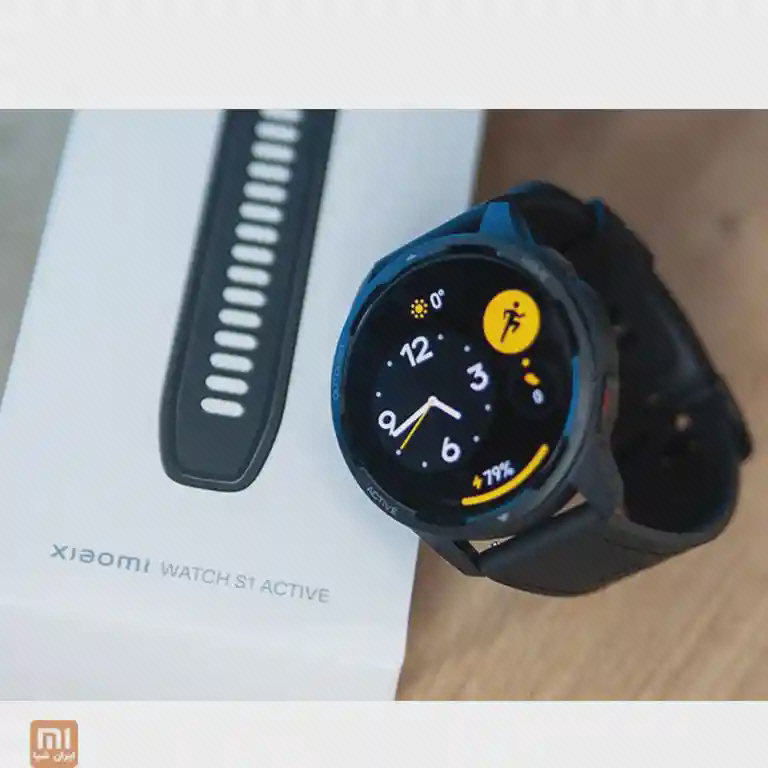 S1 Active روی مچ دست ساعت S1 Active روی مچ کنار جعبه با نوشتهٔ Xiaomi Watch S1 Active