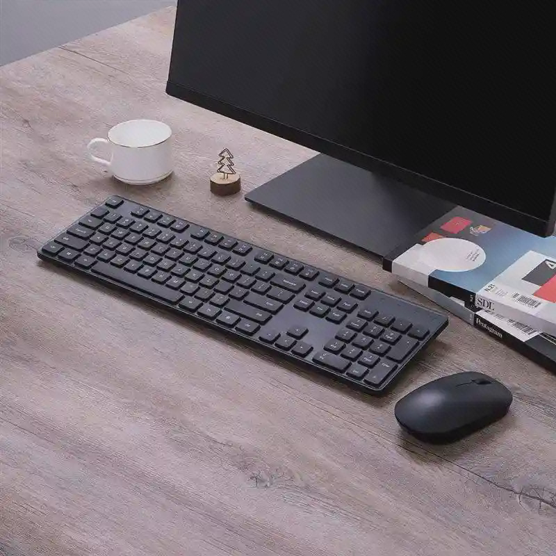 موس و کیبورد مشکی شیائومی WXJS01YM روی میز کنار مانیتور