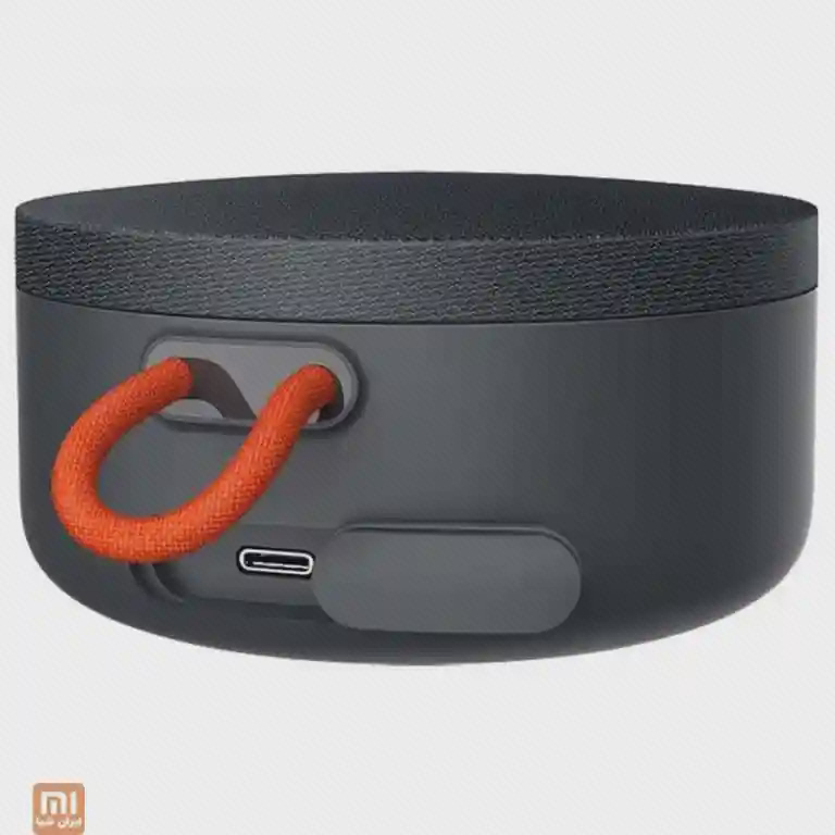 درگاه USB-C اسپیکر XMYX04WM با پوشش کناری باز، کنار بند نارنجی
