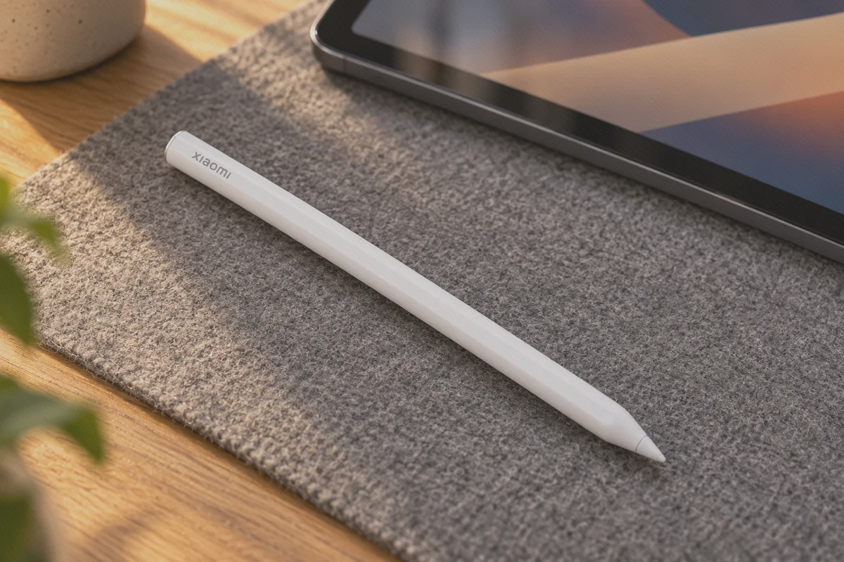 نمای نزدیک بدنه سفید و نوک Smart Pen 2nd generation قلم سفید Xiaomi Smart Pen نسل دوم با نوک مخروطی روی زیرانداز نمدی کنار تبلت