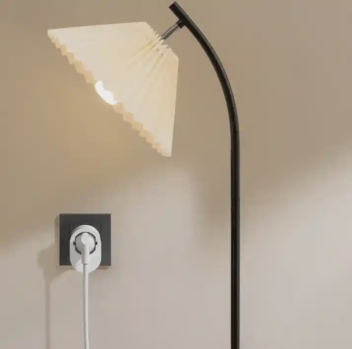 چراغ ایستاده روشن کنار پریز هوشمند Xiaomi Smart Plug 2 با دوشاخه متصل